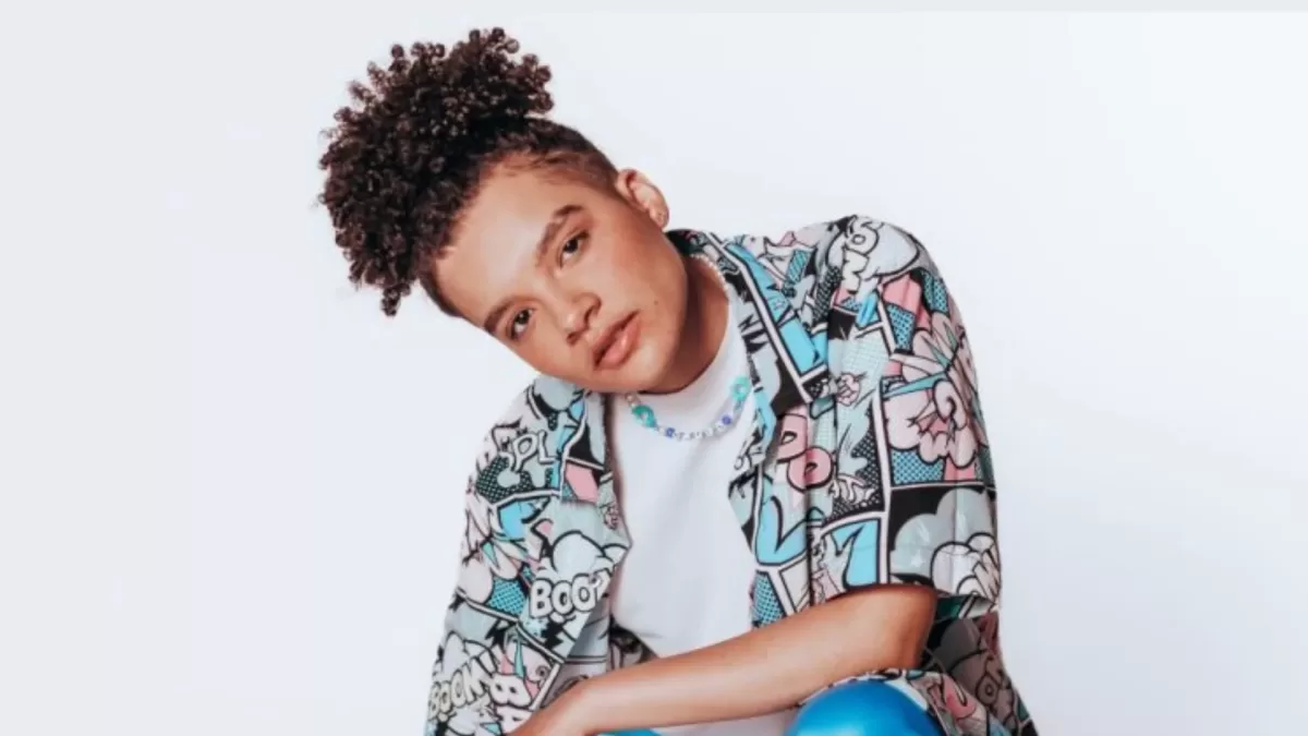 Ghanaian artist Sofie's "Waves in the 233" has hit the music industry with a stunning cultural-punch